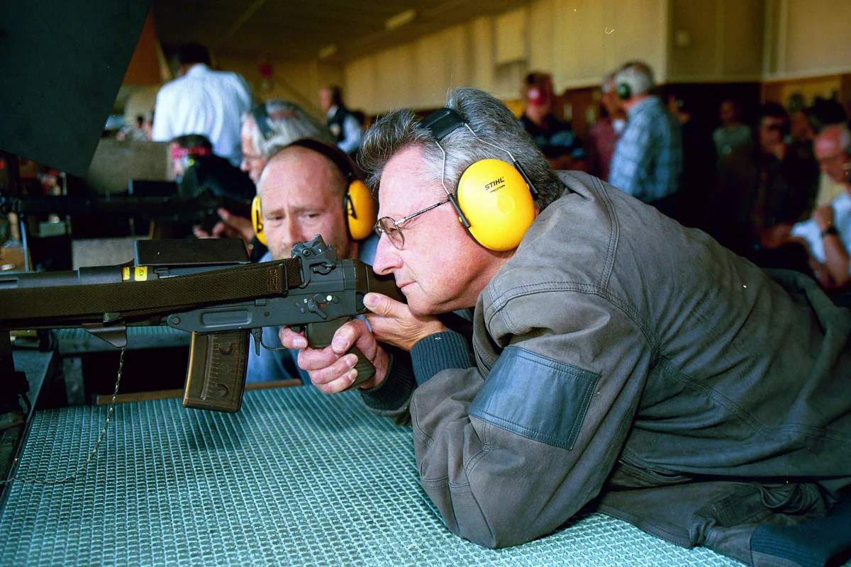 Ernst Homberger beim Ratsherrenschiessen. Ein Mann mit Gewehr im Anschlag.